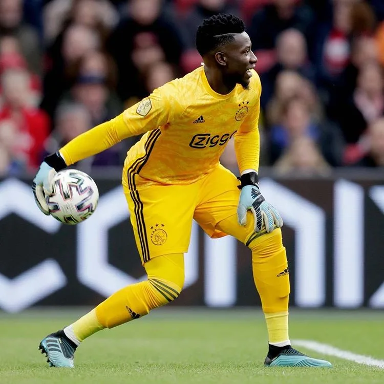 Onana, goleiro do Ajax, sofre acidente de carro, mas sai ileso