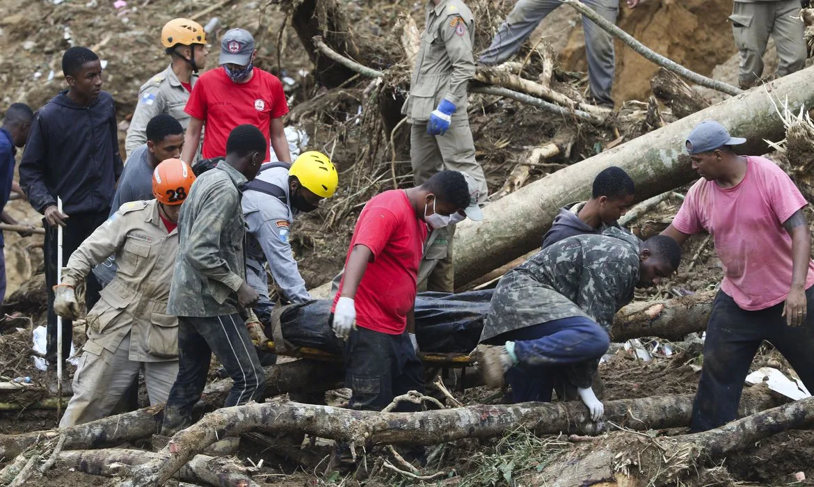 Bombeiros, moradores e voluntários trabalham no local do deslizamento no Morro da Oficina, após a chuva que castigou Petrópolis, na região serrana fluminense