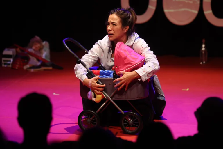Miá Mello se apresenta pela primeira vez em Vitória com o espetáculo “Mãe Fora da Caixa”