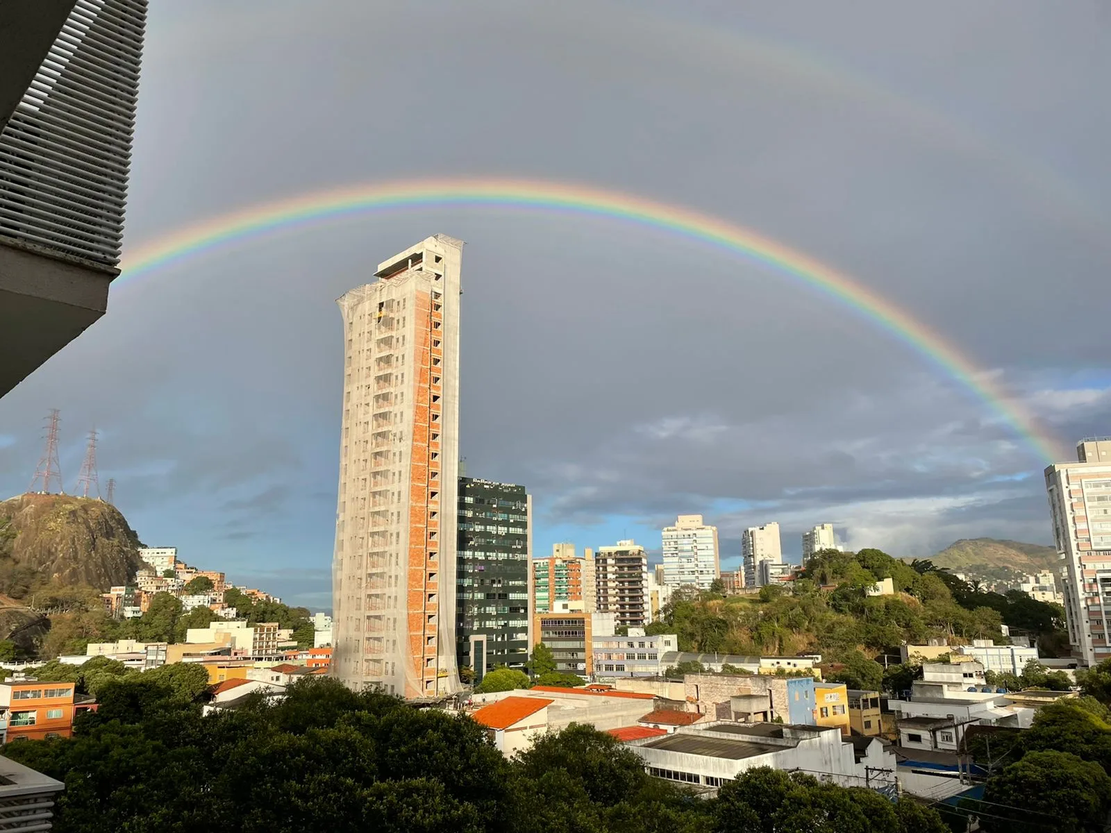 Mesmo com céu nublado, arco-íris aparece e rouba a cena em Vitória