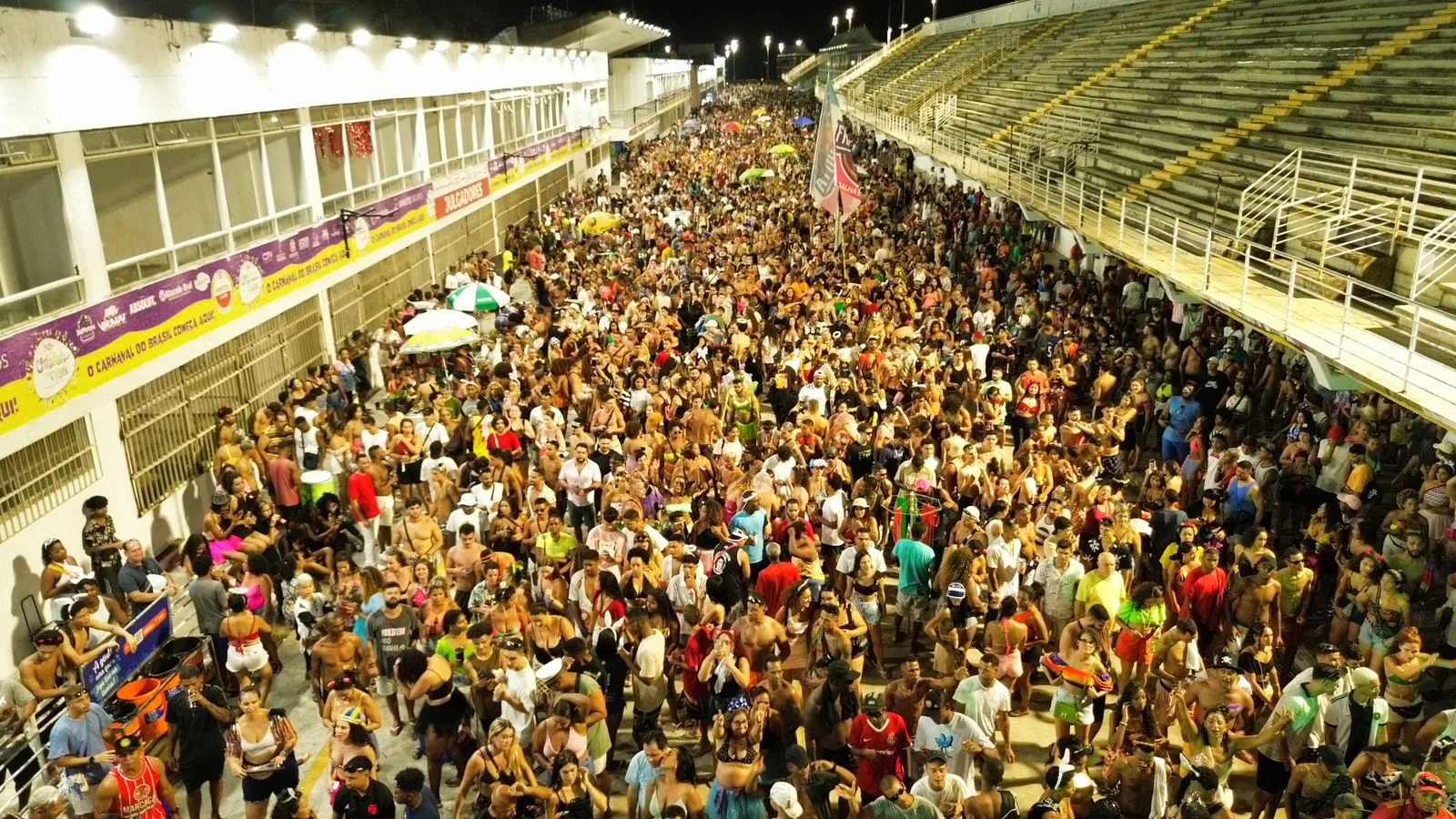 VÍDEO | Carnaval em Vitória reúne 200 mil foliões em shows de graça