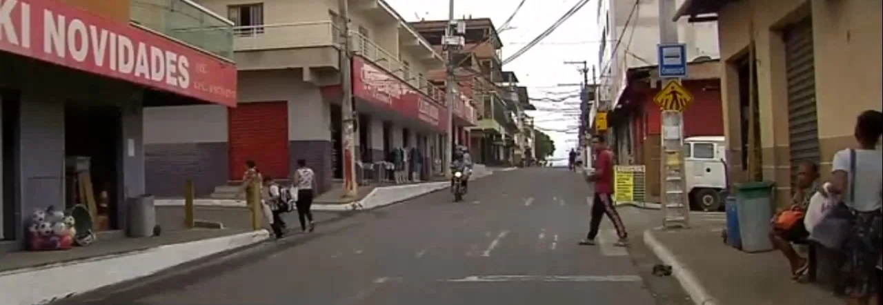 Criminosos passam de carro atirando no meio da rua e duas pessoas são baleadas em Cariacica