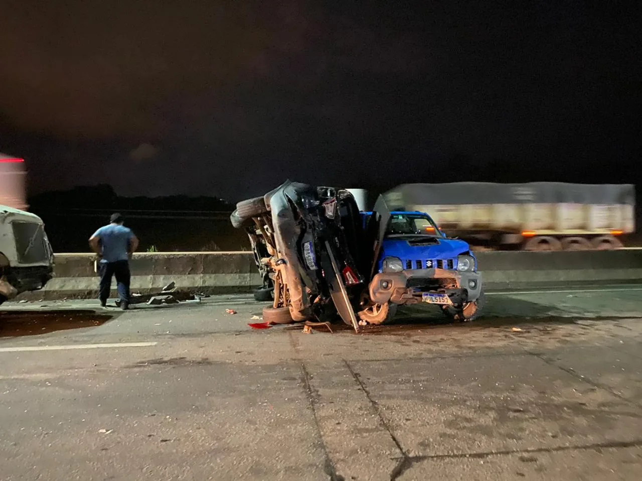 Acidente entre caminhão e outros quatro veículos deixa trânsito lento na Rodovia do Contorno