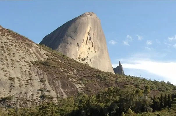 Pedra Azul atrai 60 mil turistas por mês para o Estado