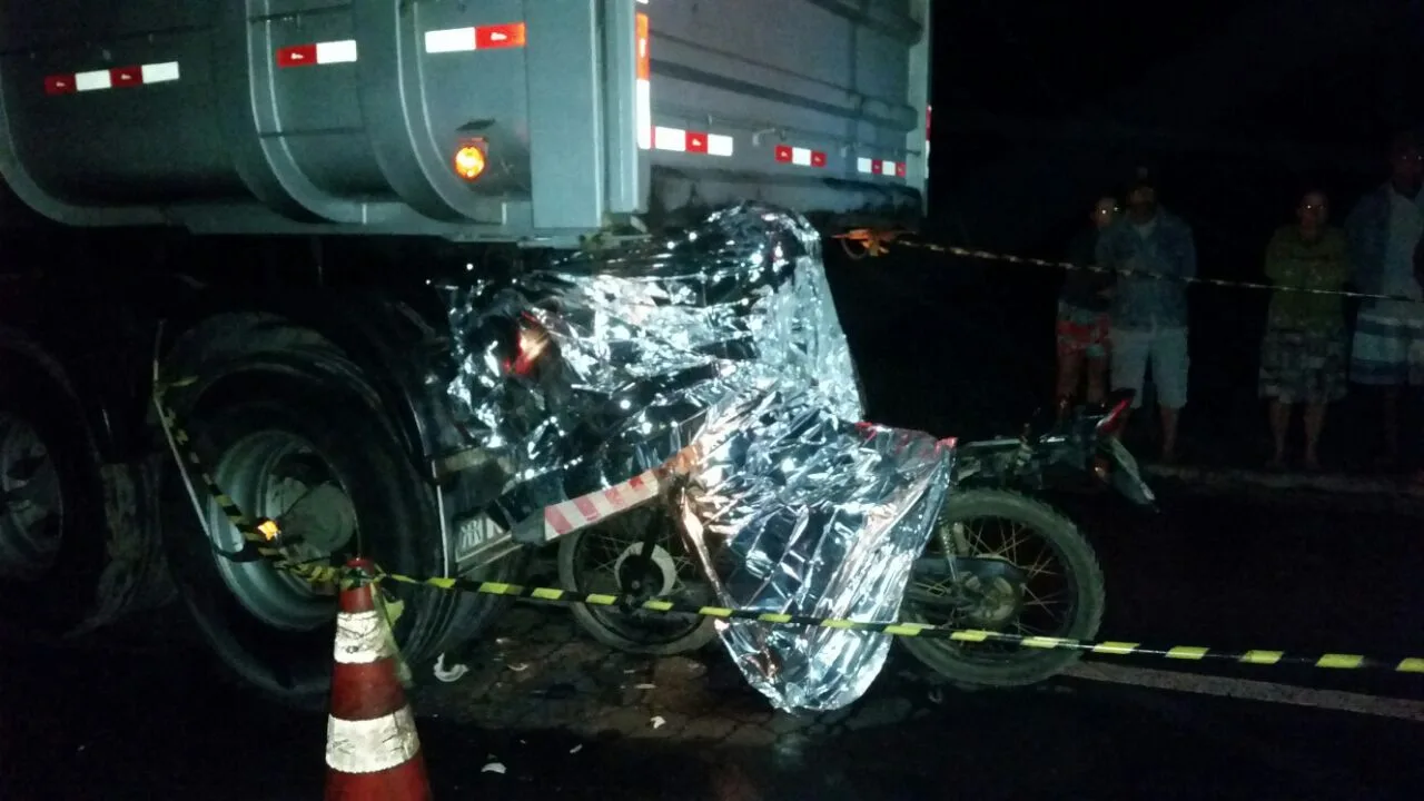 Motociclista morre após bater na traseira de caminhão estacionado na BR-101 em Mimoso do Sul