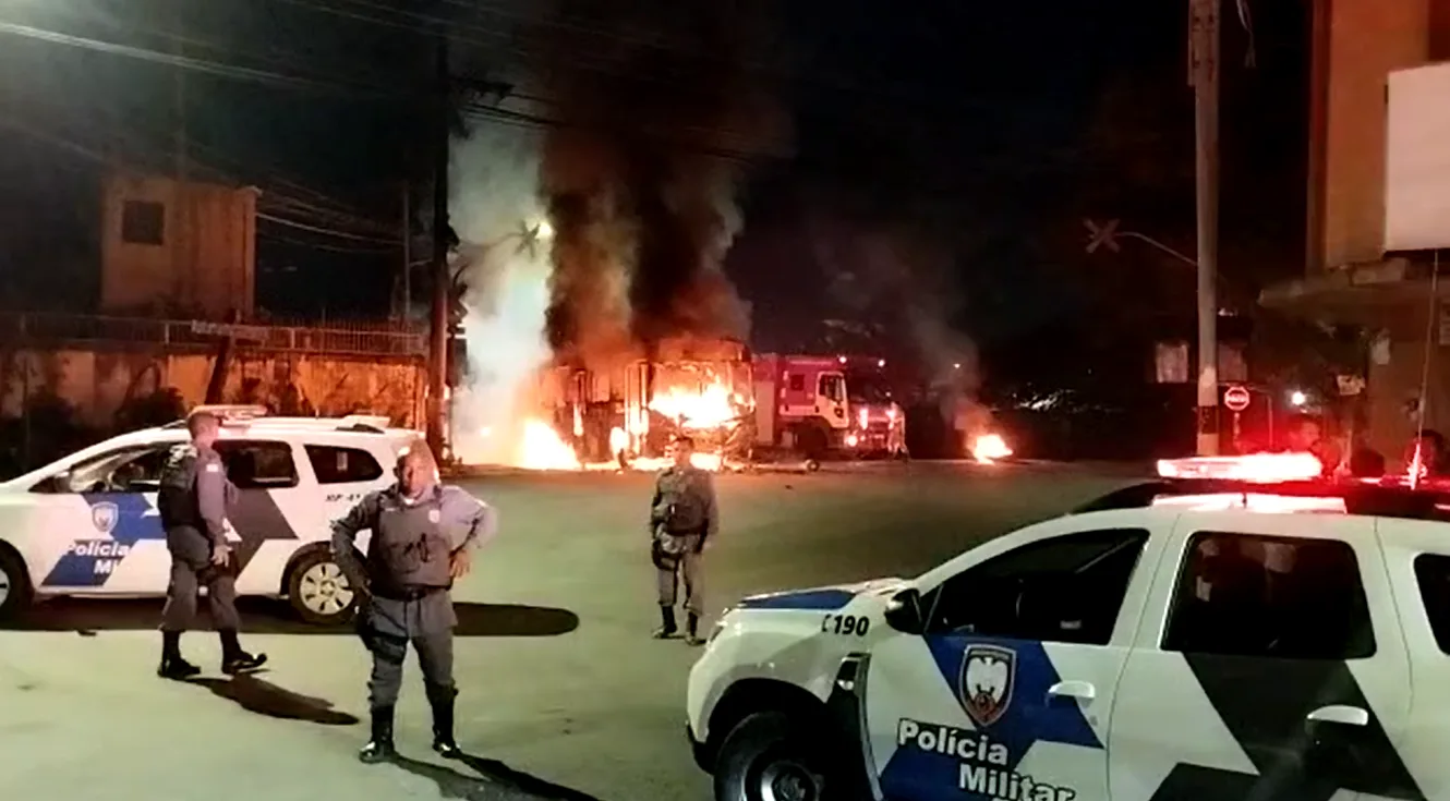 VÍDEO | Ônibus é incendiado após morte de homem em confronto com guardas de Vila Velha