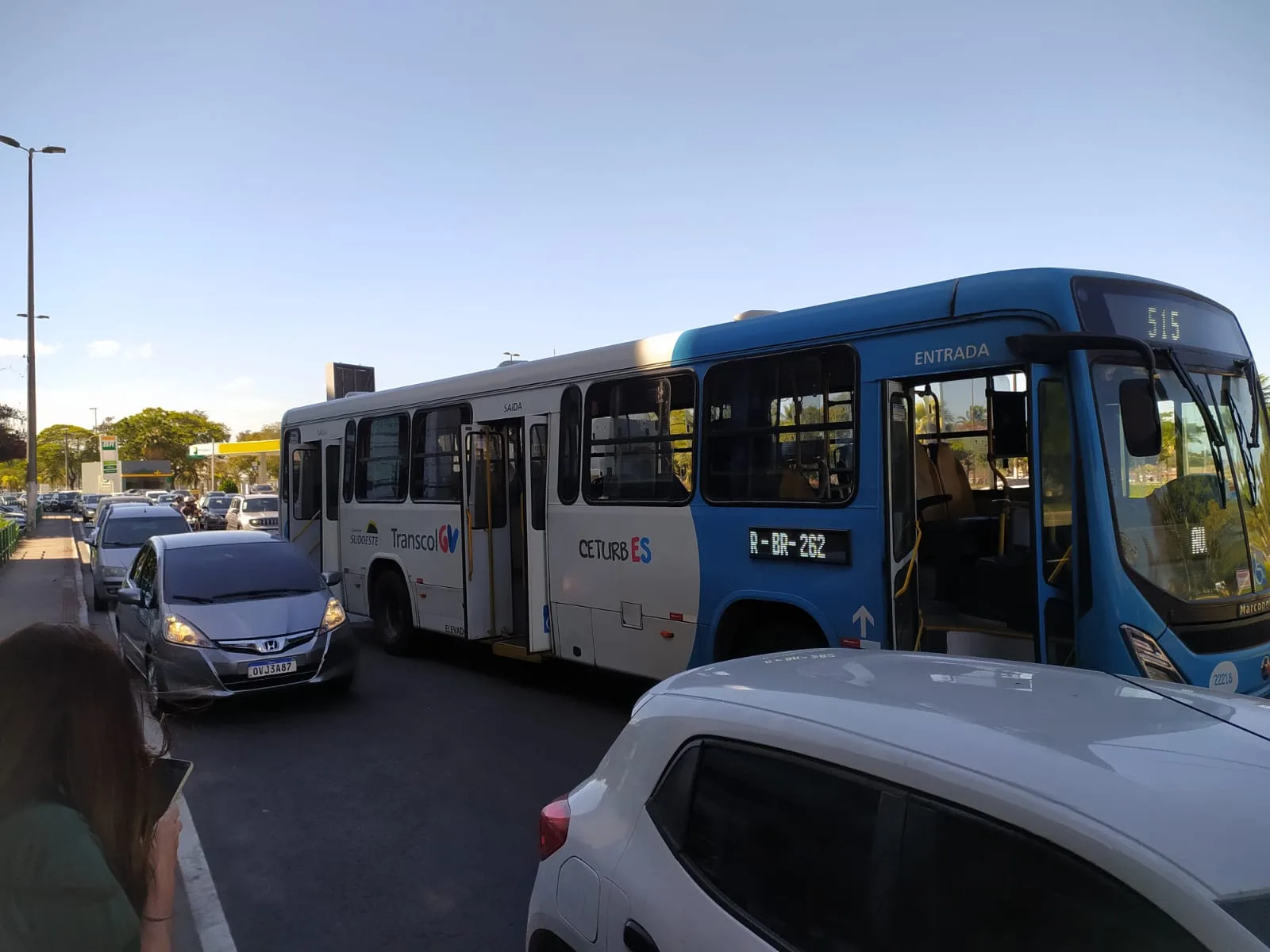 Ônibus do Transcol e carro batem em avenida na Praia do Canto