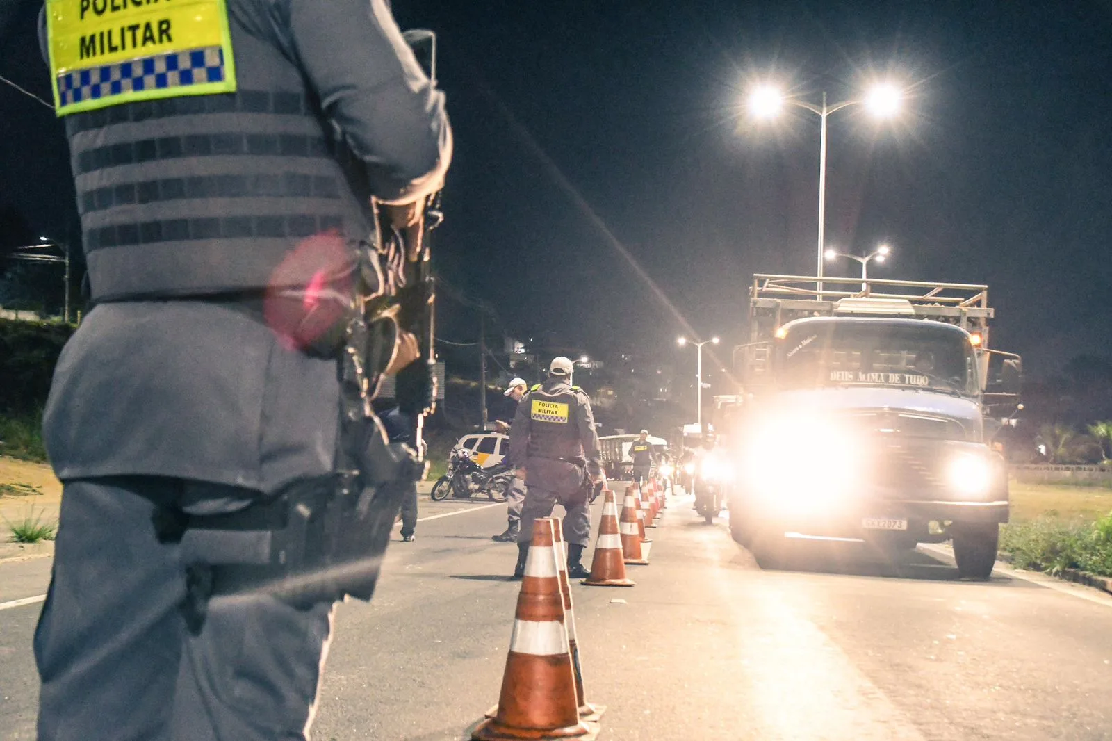 Motorista com R$ 66 mil em multas é preso ao furar sinal em Vila Velha