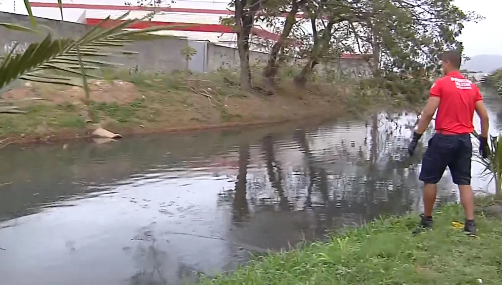 Homem é baleado em troca de tiros e suspeito joga arma no rio em Vila Velha