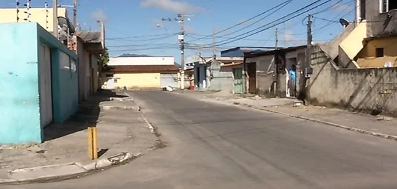 Pedreiro é baleado por engano após homem mexer com mulher na Serra