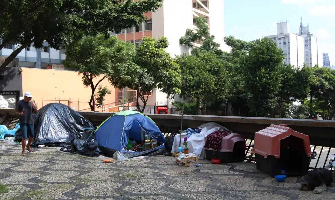 Ao menos 72 mil brasileiros vivem em barracas ou em outras estruturas precárias nas ruas