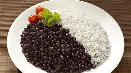 Arroz com feijão é melhor do que dietas famosas, inclusive para emagrecer. Entenda