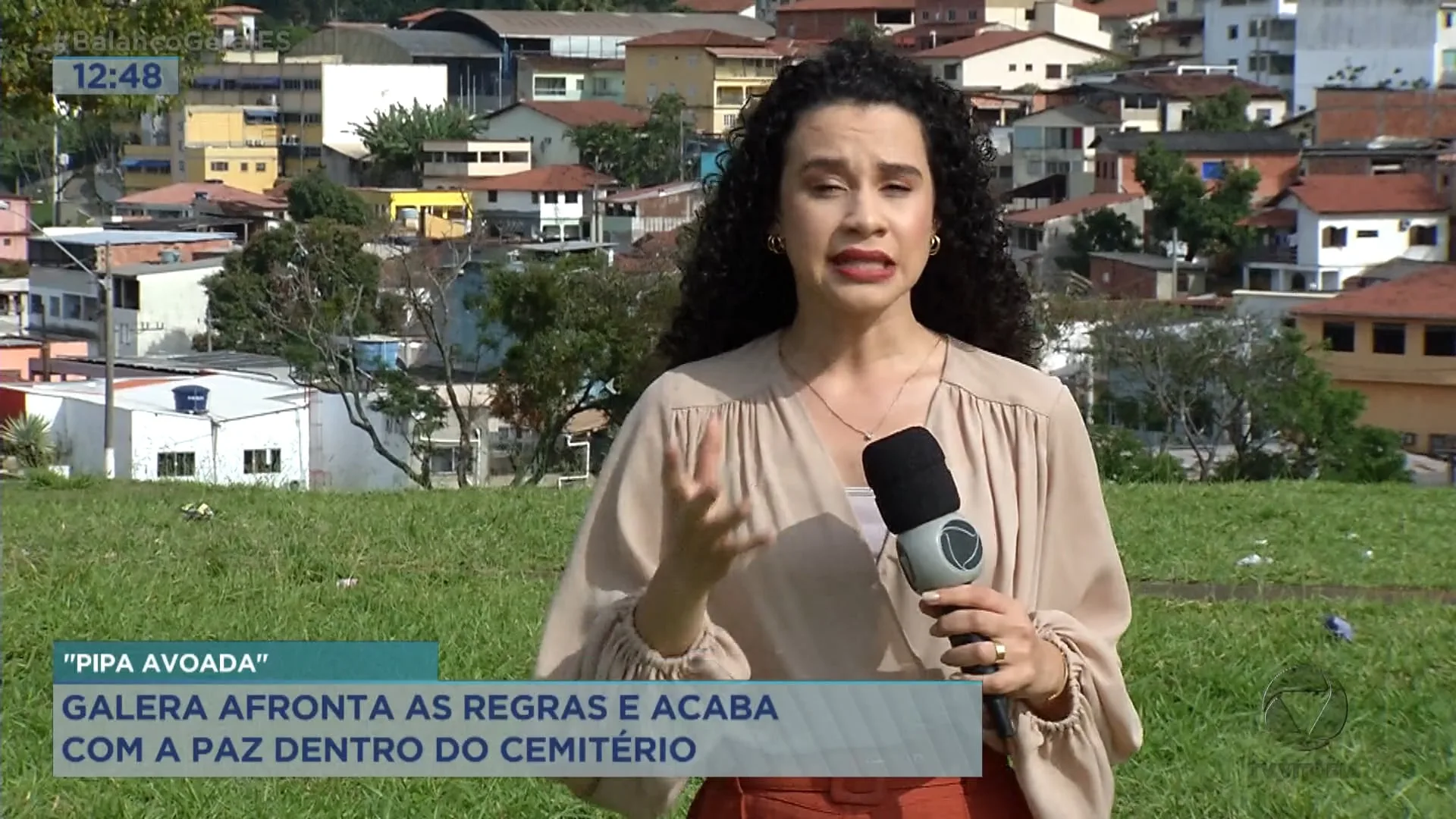 Pessoas estão soltando pipa em cemitério