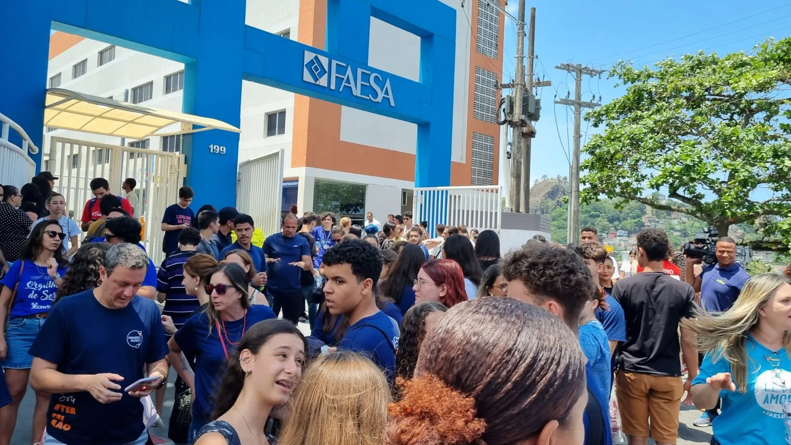 Água, chocolate, frutas e caneta nas mãos: Estudantes começam a chegar aos locais de provas do Enem