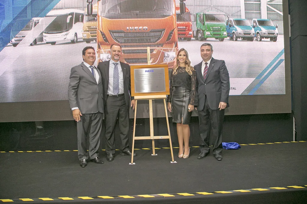 Diretores da Autoviva e da Iveco em coquetel de inauguração da concessionária