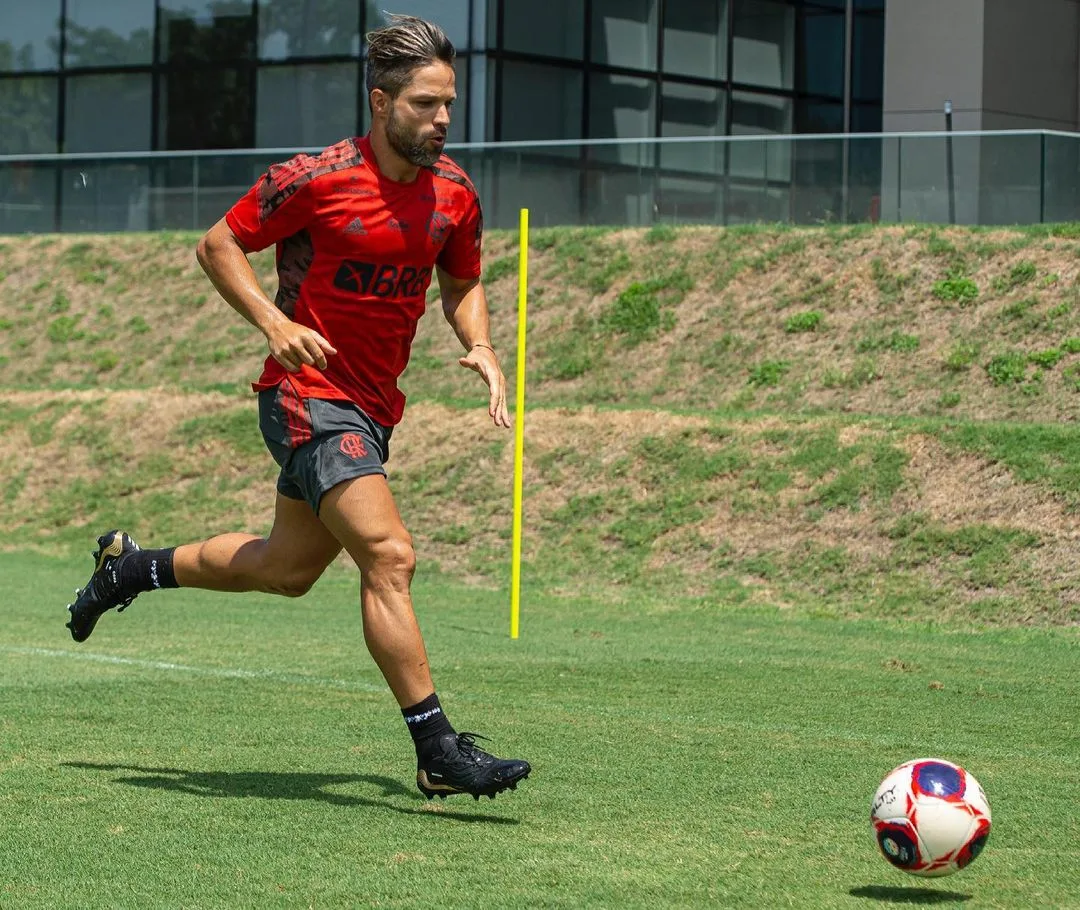 Em reta final no Flamengo, Diego volta ao time e será titular no sábado