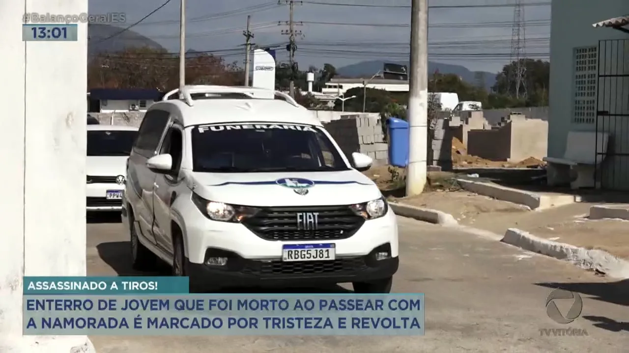 Enterro de jovem que foi morto ao passear com a namorada é marcado por tristeza e revolta