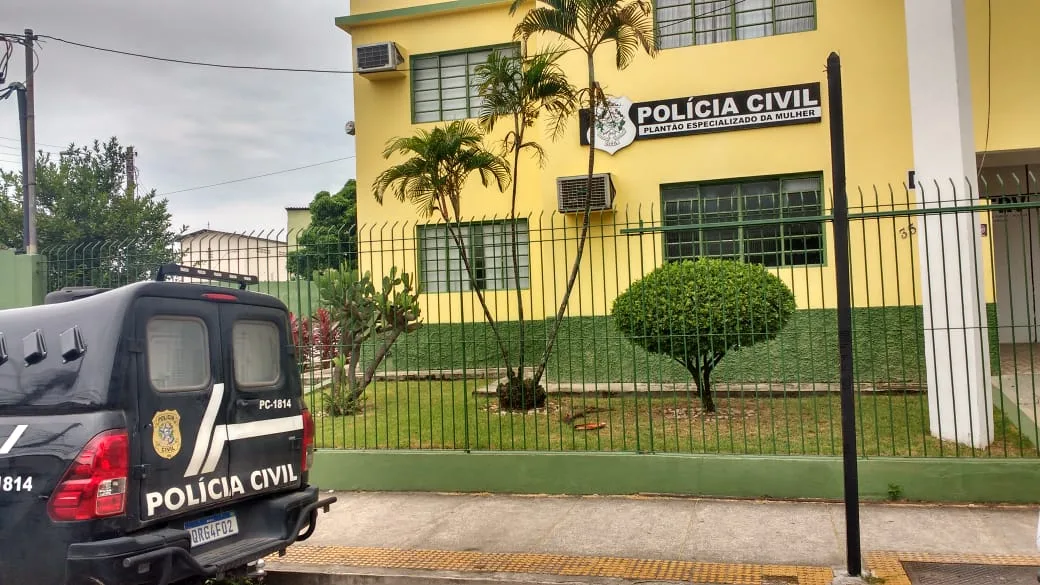 Homem se descontrola e ameaça companheira com facas durante churrasco na Serra