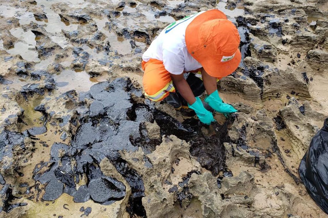 Óleo cru reaparece em mais oito praias de cinco estados do Nordeste