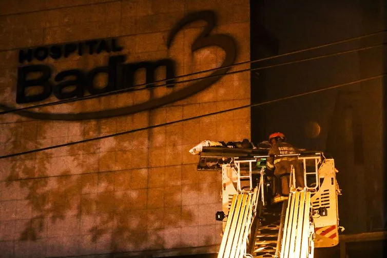 Bombeiros retiram paciente do Hospital Badim, no bairro do Maracanã, zona Norte da cidade.