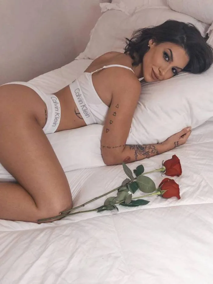 Bianca Andrade posa de lingerie na cama e seguidores vão a loucura