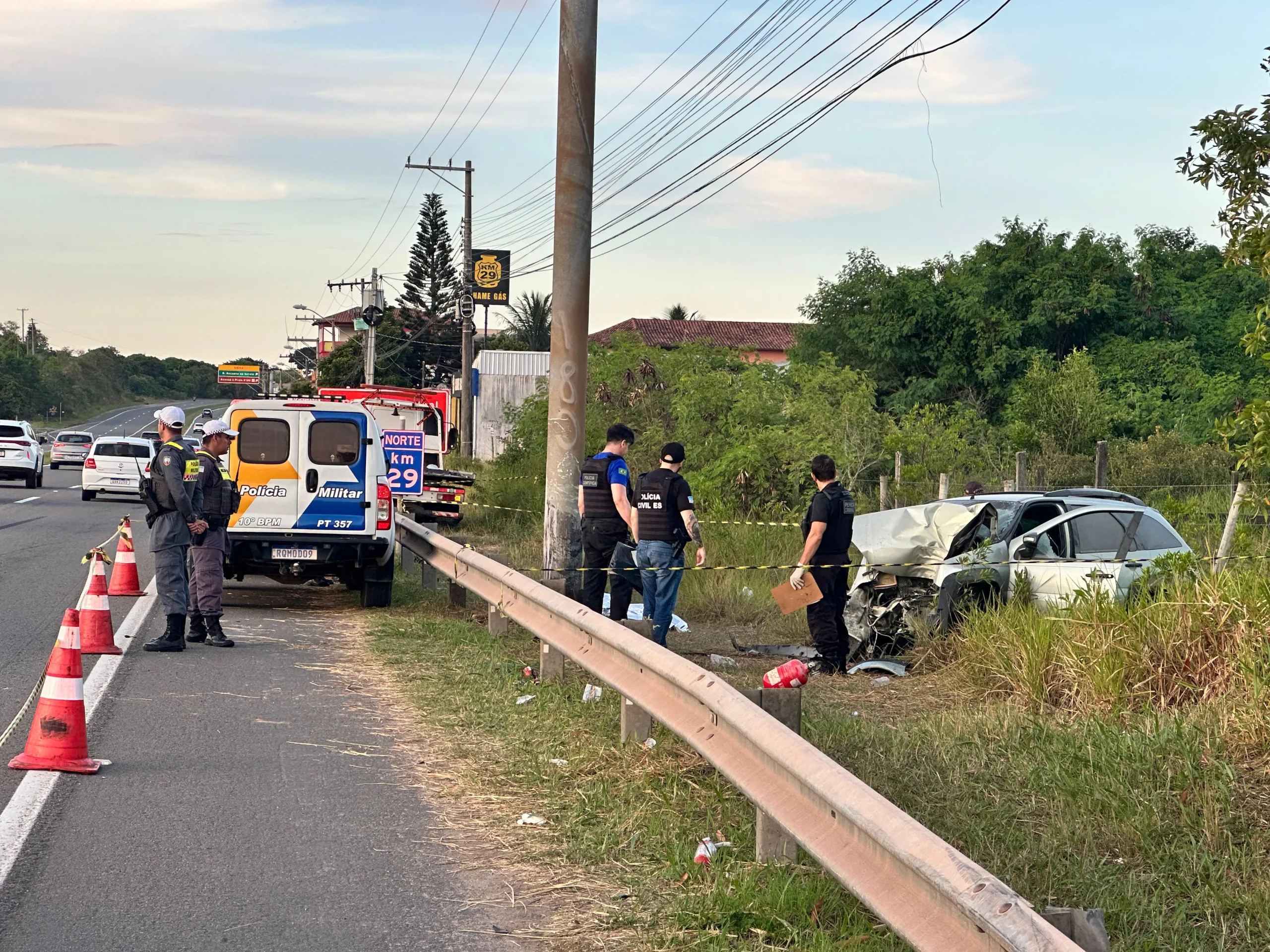 Mãe e filha morrem após carro capotar em acidente na Rodovia do Sol, em Vila Velha