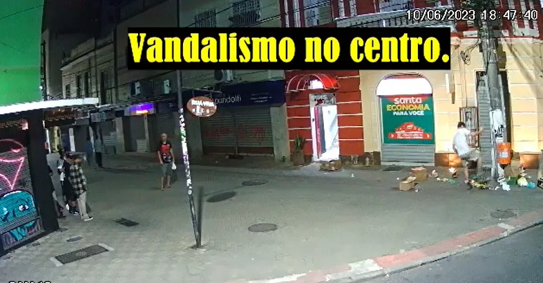 Câmera flagra vandalismo e confusão no Centro de Vitória