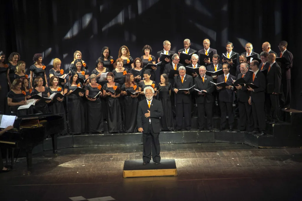 Maestro Adolfo Alves e Coral ArcelorMittal