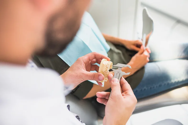 Mulher será indenizada por clínica odontológica após receber dentadura 'frouxa'