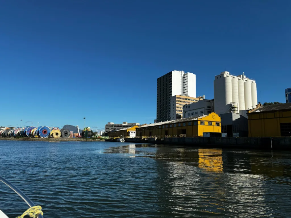 Armazéns do Porto de Vitória vistos do canal, ao mar (Foto: Pedro Permuy)