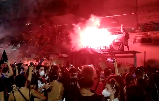 Manifestantes se reúnem em ato contra Bolsonaro em Vitória