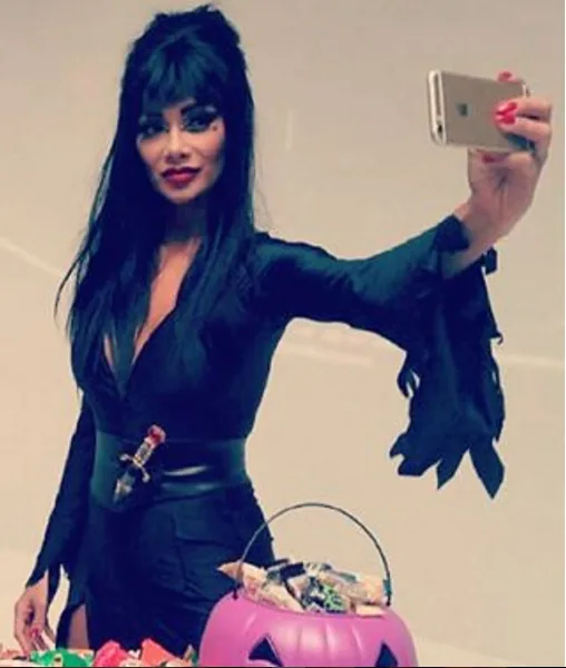 Nicole Scherzinger entra no clima do Halloween e se transforma em Elvira!