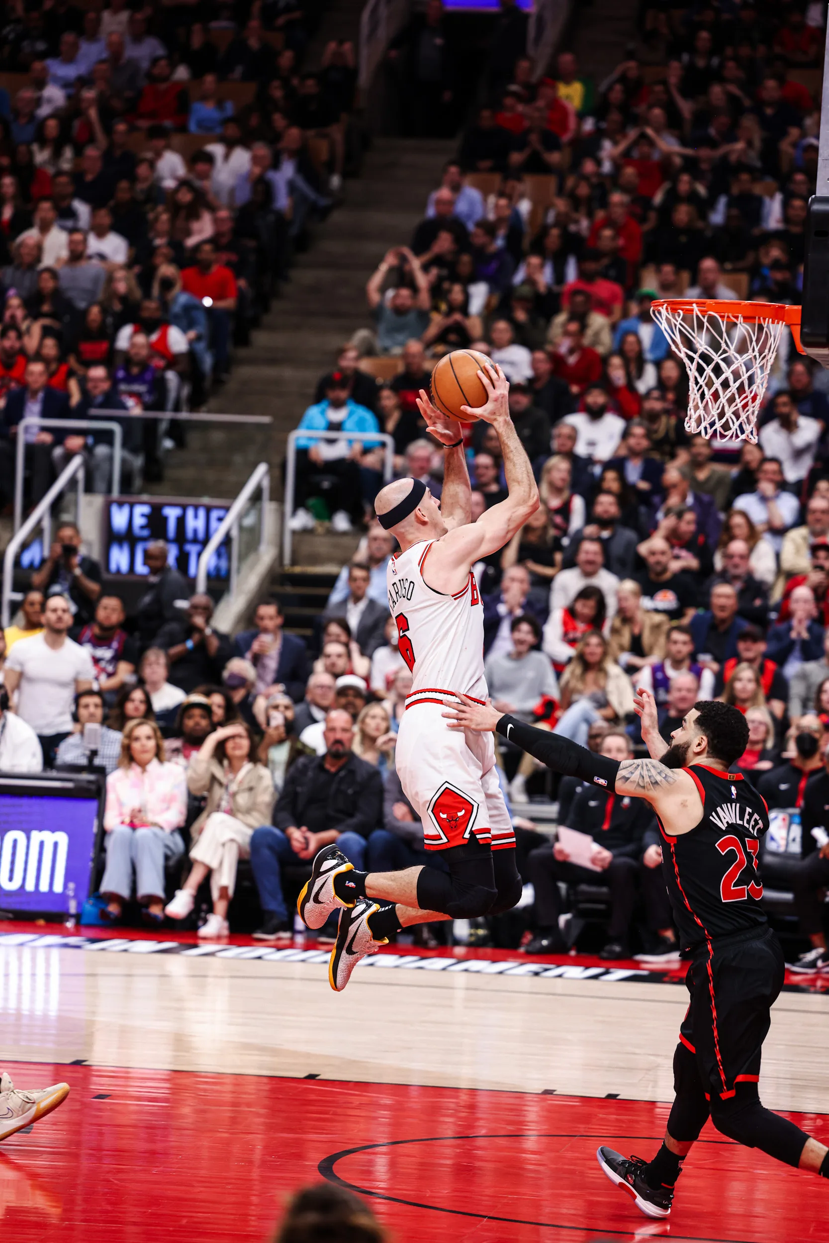 Bulls e Thunder vencem e seguem vivos na busca pelos playoffs da NBA