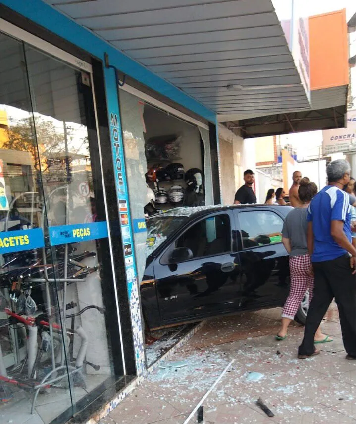 Carro invade vitrine de loja após acidente em Guarapari