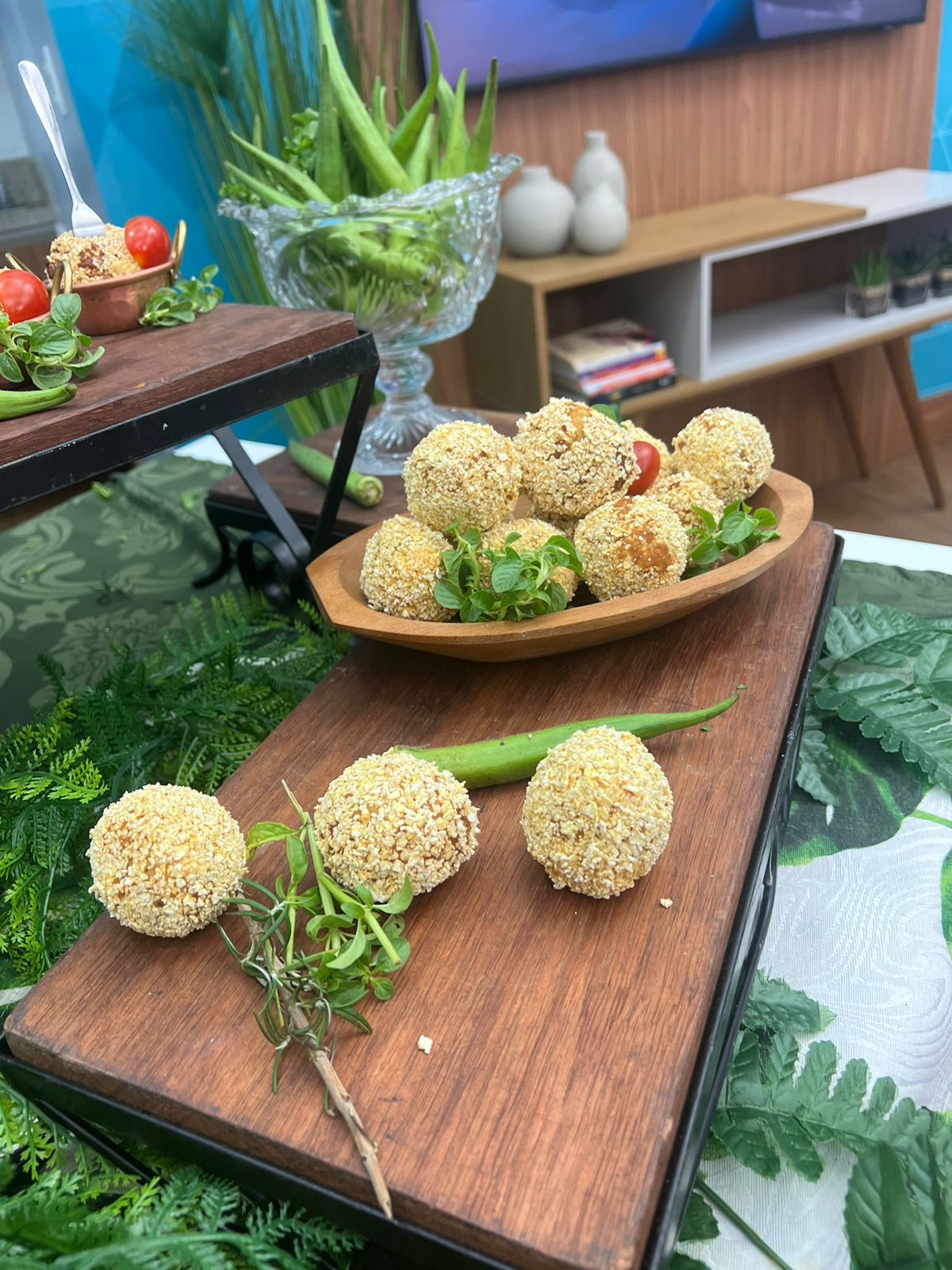 Tá barato! Aprenda a fazer um delicioso bolinho de frango com quiabo