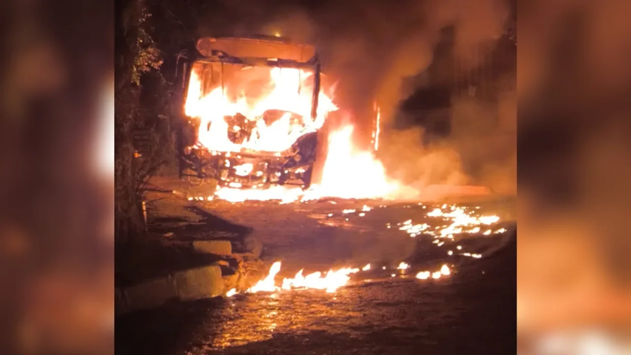 Motorista é rendido e ônibus é incendiado após dois homens serem mortos no ES