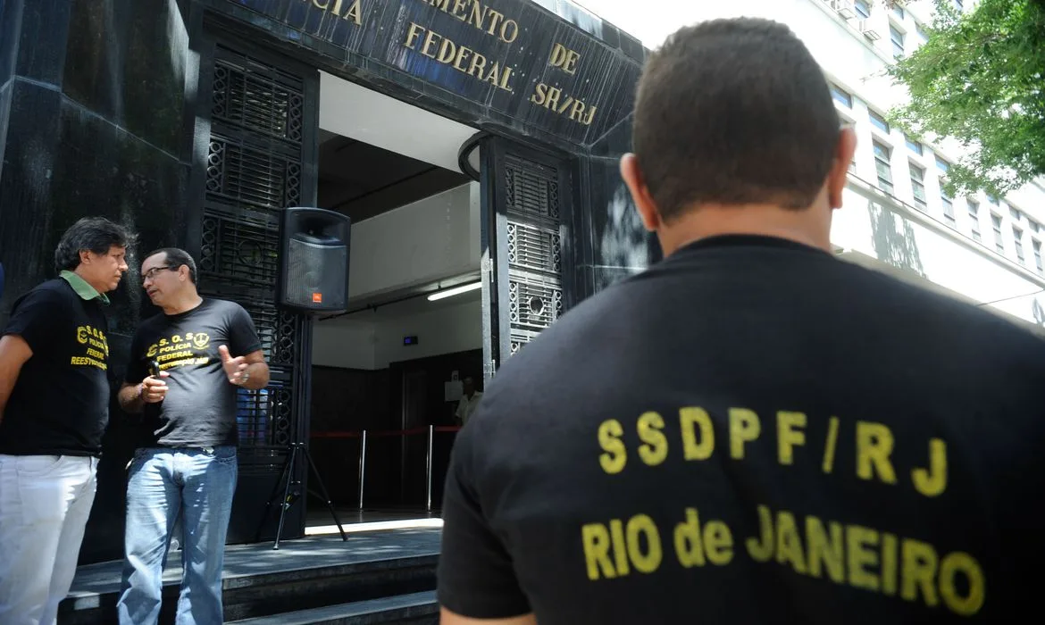 Rio de Janeiro – Policiais federais, em greve a três dias, fazem manifestação em frente a sede da Superintendência do órgão, na região central da cidade (Tania Rego/Agência Brasil)