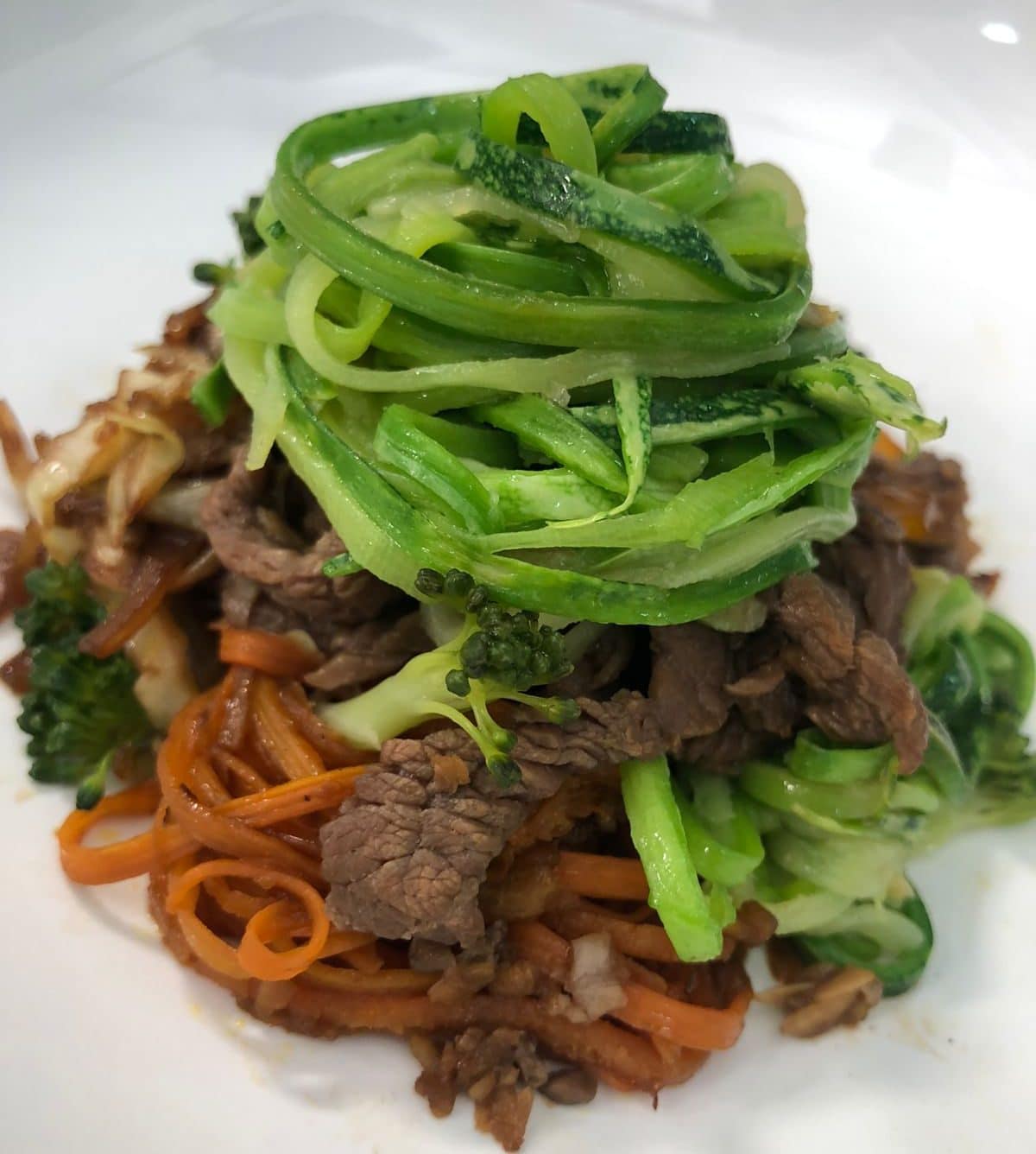 Yakisoba de abobrinha: leve, fácil e saboroso!