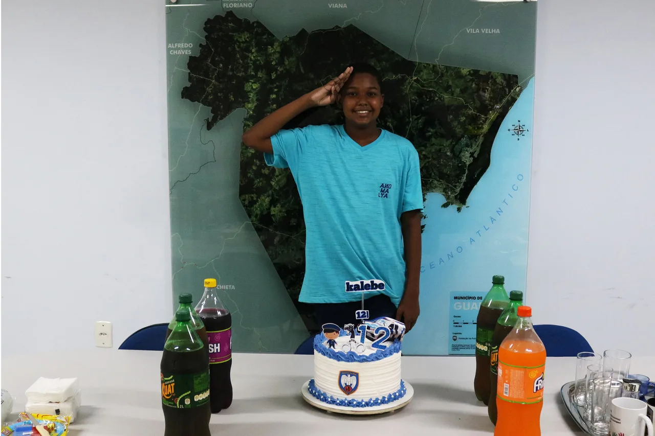 Adolescente realiza sonho e comemora aniversário no Batalhão da PM de Guarapari