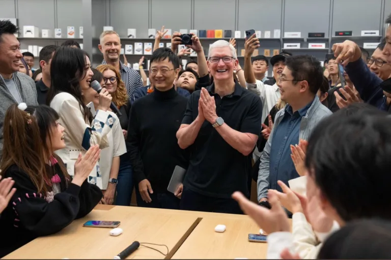 Tim Cook, CEO da Apple, assiste uma showmatch de Honor of Kings em Chengdu