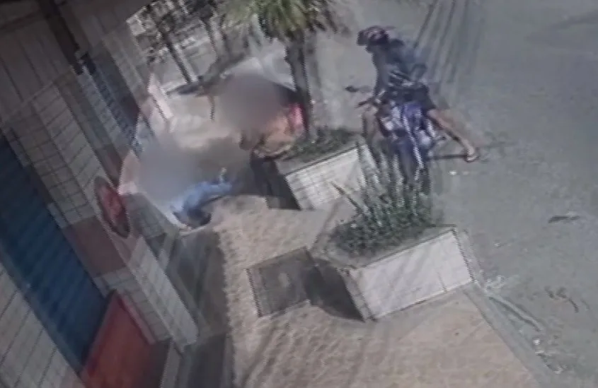 VÍDEO | Idosa é empurrada por ladrão na porta de prédio em Vila Velha