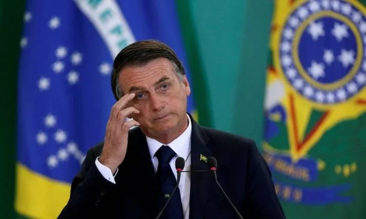 Cientistas e políticos reagem a mentira dita por Bolsonaro sobre vacinas e aids