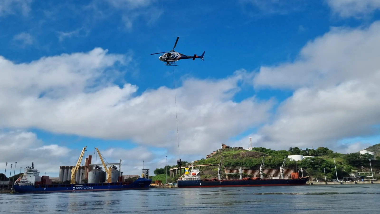 VÍDEO | Desfile da Independência começa com simulação de resgate no mar