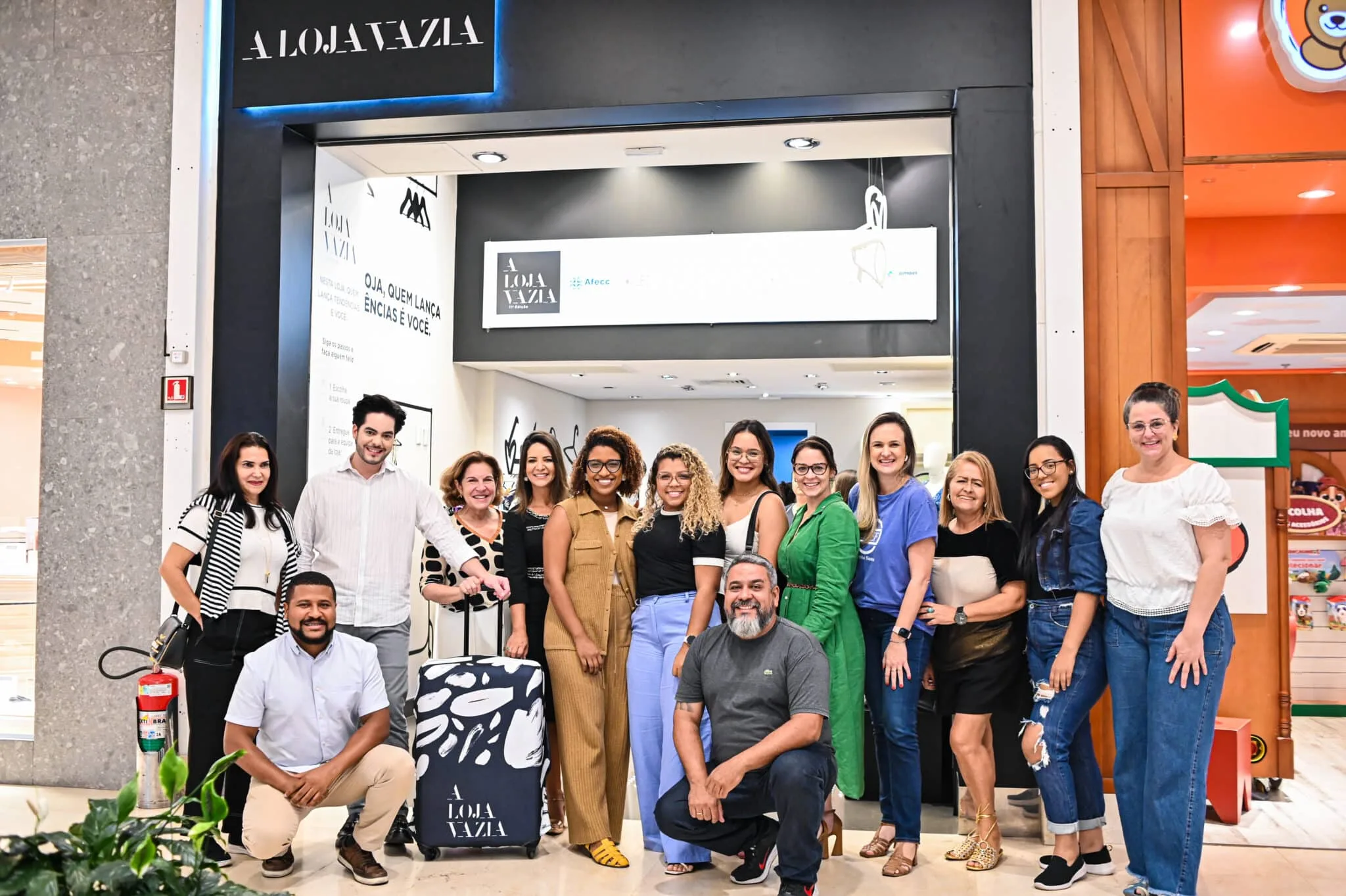 Loja Vazia no Shopping Vitória: Asilo arrecada milhares de peças para mega desfile (Foto: Arthur Louzada)