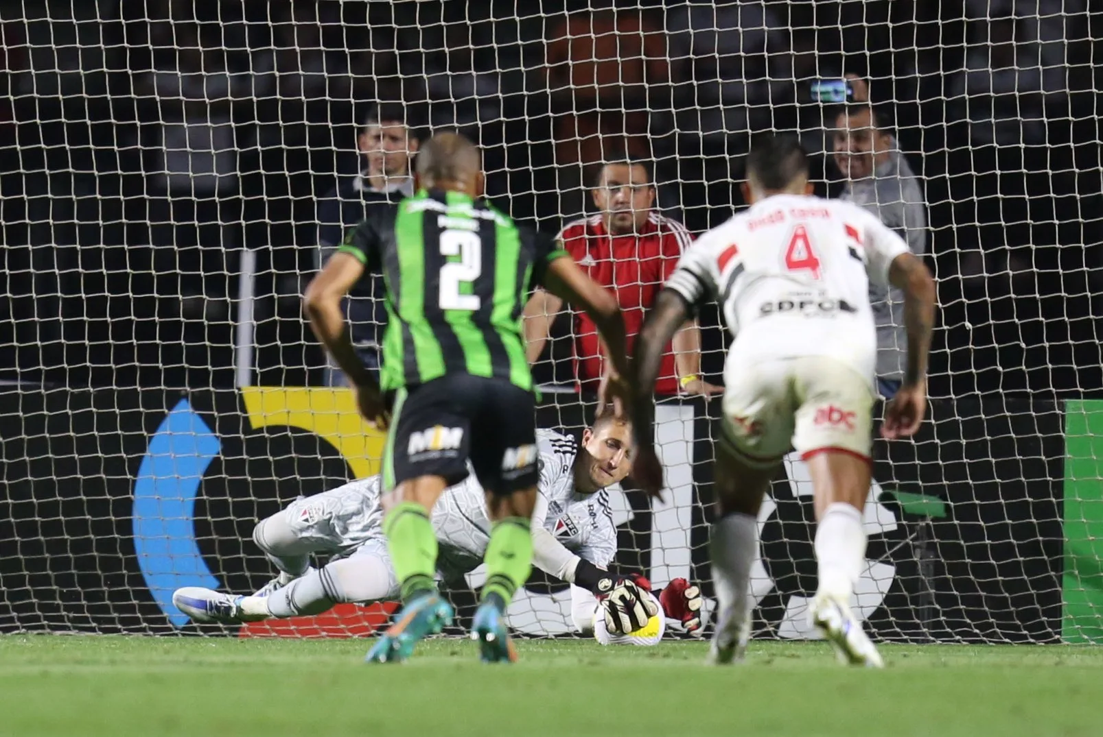 São Paulo vence América-MG em noite de falha e redenção de Thiago Couto