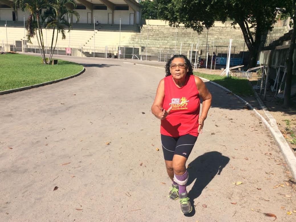 Com microcefalia, ex-moradora de rua que lutou para andar hoje corre  e supera limitações físicas