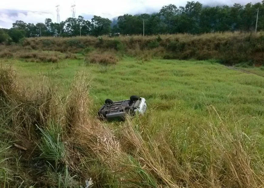 Motorista perde o controle e carro capota na Rodovia do Contorno, na Serra