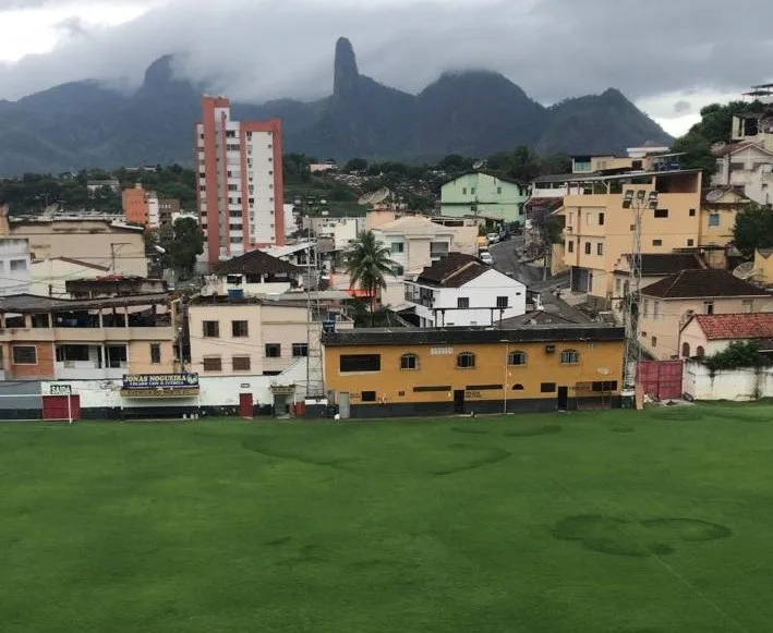 Estrela moderniza refletores do estádio Mário Monteiro