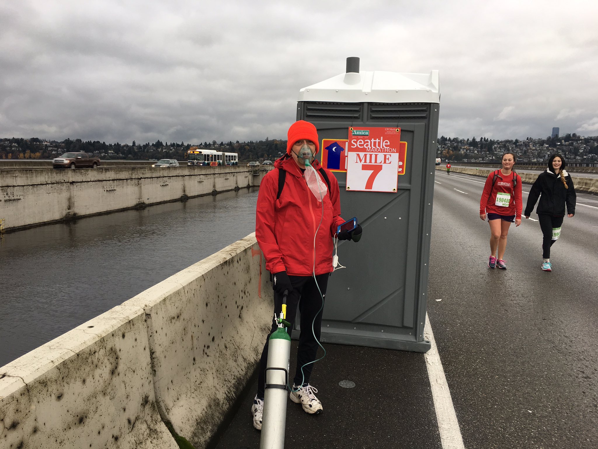 Carregando cilindro de oxigênio, homem com doença terminal completa Maratona de Seattle