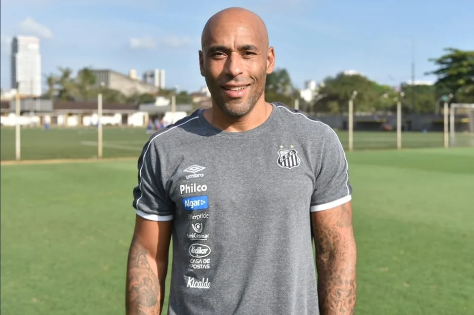 Após deixar prisão, Edinho volta ao Santos e assume cargo de coordenador na base